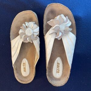 Women’s earth flip flops white with flower in middle size 7.5 to 8